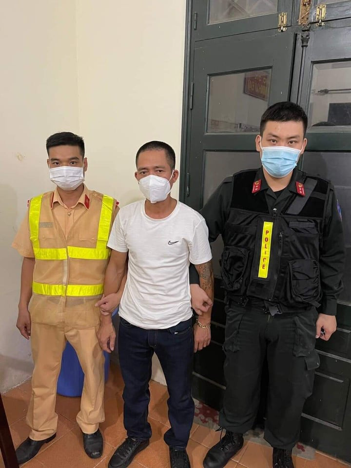 Danh tinh nguoi dan ong mang sung di dao bi chot COVID-19 