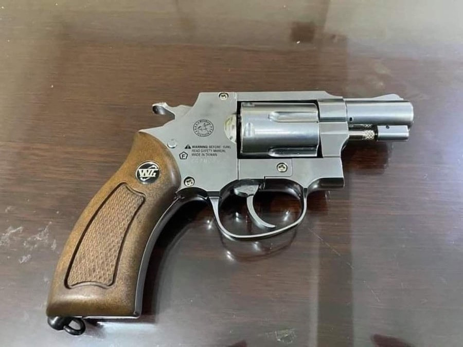 Danh tinh nguoi dan ong mang sung di dao bi chot COVID-19 