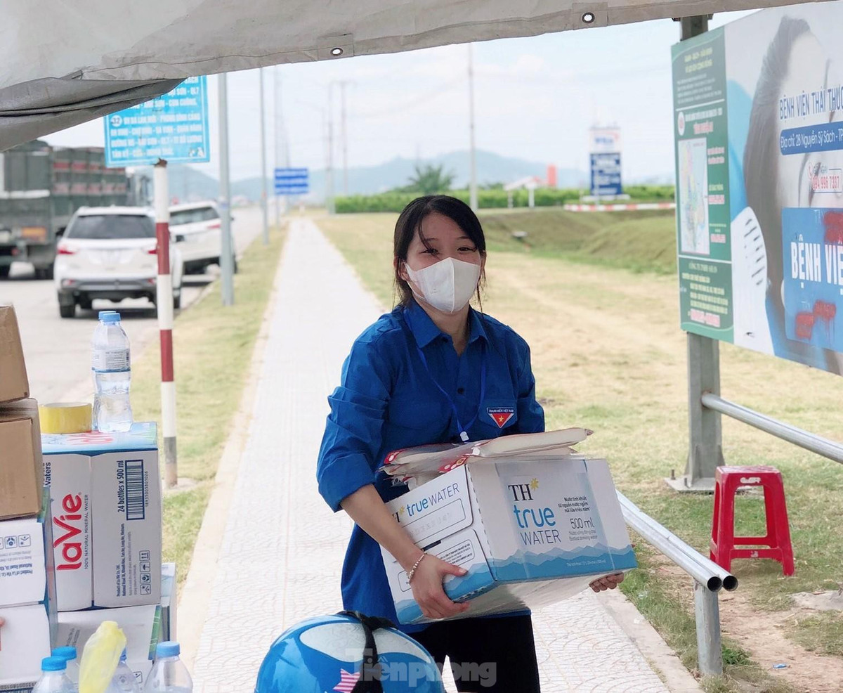 Các "bóng hồng" kiêm luôn cả việc bưng bê nặng nhọc