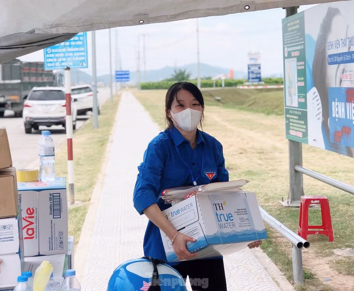 Các "bóng hồng" kiêm luôn cả việc bưng bê nặng nhọc