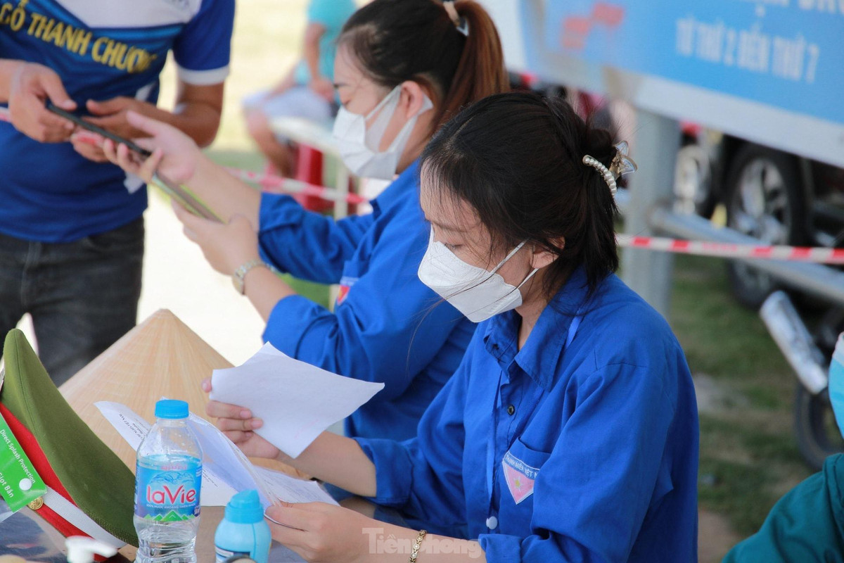 Công việc của Trân cũng như các bạn đoàn viên khác là hướng dẫn người dân khai báo y tế, kiểm tra giấy tờ đi đường, phiếu xét nghiệm COVID-19, tuyên truyền để người dân hiểu và thực hiện nghiêm các biện pháp phòng chống dịch trong thời gian cách ly xã hội. Mỗi buổi sẽ có 2 bạn tham gia hỗ trợ trực cùng lực lượng công an, dân quân,... và luân phiên thay đổi.