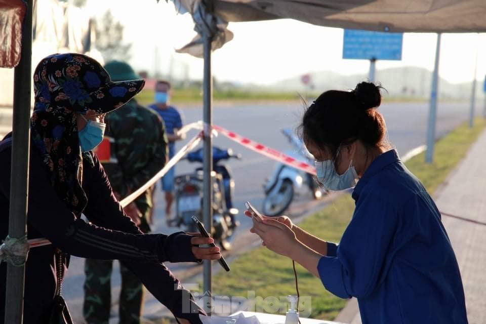 Đa phần các nữ sinh đều không cảm thấy lo lắng khi tham gia hỗ trợ vì đã được trang bị kiến thức và những kỹ năng phòng, chống COVID-19. "Nếu ai cũng mang tâm lý sợ hãi mà không dám tham gia hỗ trợ thì dịch bệnh không thể đẩy lùi", Lâm Ngọc Thảo (SN 2003, đoàn viên chi đoàn Nam Kim Hòa, xã Nghi Thuận) nói.