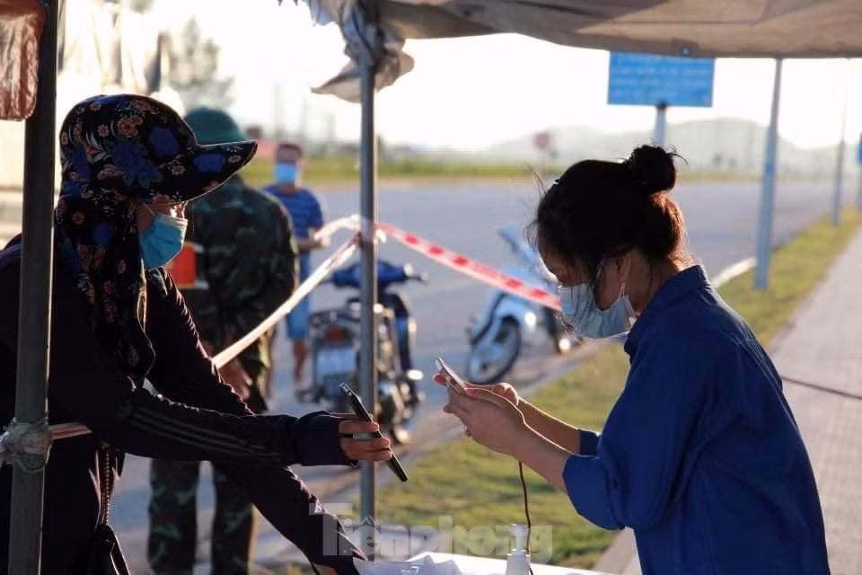 Đa phần các nữ sinh đều không cảm thấy lo lắng khi tham gia hỗ trợ vì đã được trang bị kiến thức và những kỹ năng phòng, chống COVID-19. "Nếu ai cũng mang tâm lý sợ hãi mà không dám tham gia hỗ trợ thì dịch bệnh không thể đẩy lùi", Lâm Ngọc Thảo (SN 2003, đoàn viên chi đoàn Nam Kim Hòa, xã Nghi Thuận) nói.