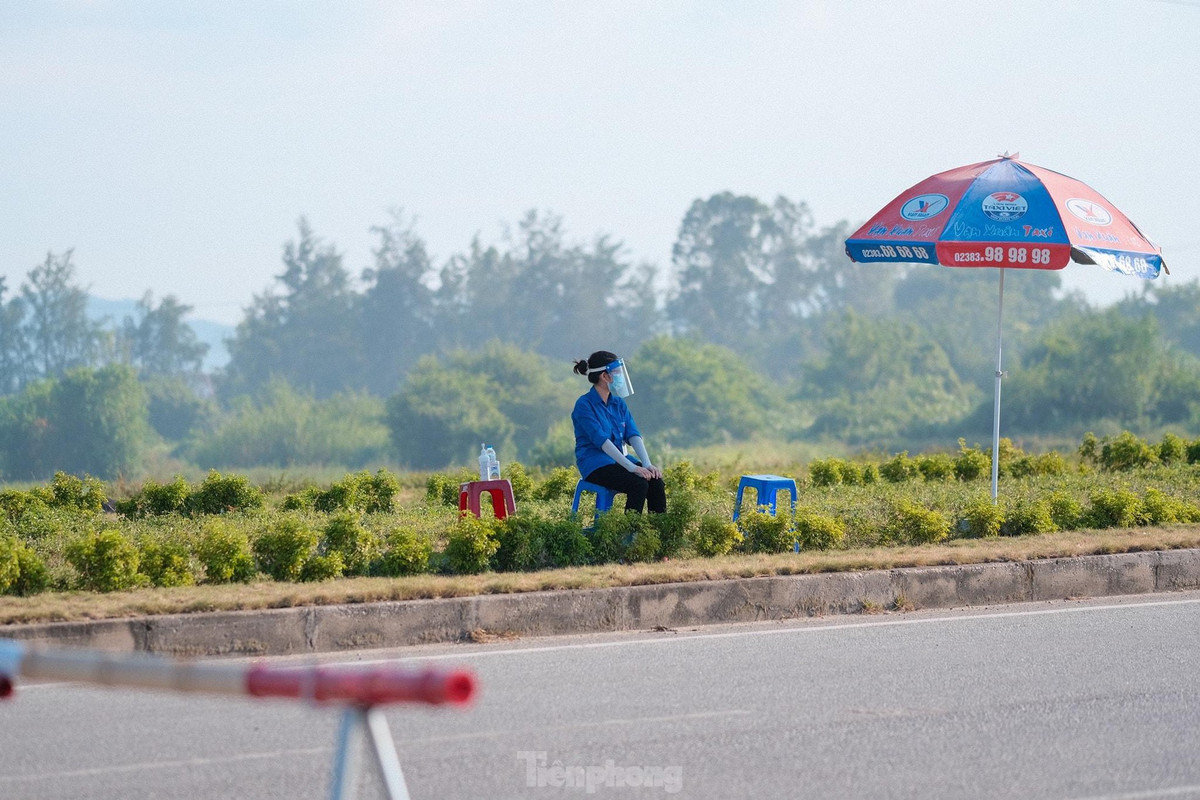 Nhận định được mức độ nguy hiểm và lây lan nhanh của dịch COVID-19, các bạn trẻ luôn chủ động trang bị đầy đủ khẩu trang, kính chắn giọt bắn, và hạn chế tiếp xúc gần.