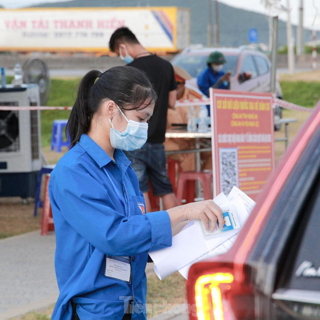 Công việc tưởng chừng nhẹ nhàng, nhưng trong điều kiện khá vất vả, nhất là vào thời điểm nắng nóng, hoặc khi trời đổ mưa đều phải căng sức làm việc.