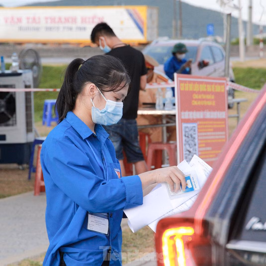 Công việc tưởng chừng nhẹ nhàng, nhưng trong điều kiện khá vất vả, nhất là vào thời điểm nắng nóng, hoặc khi trời đổ mưa đều phải căng sức làm việc.