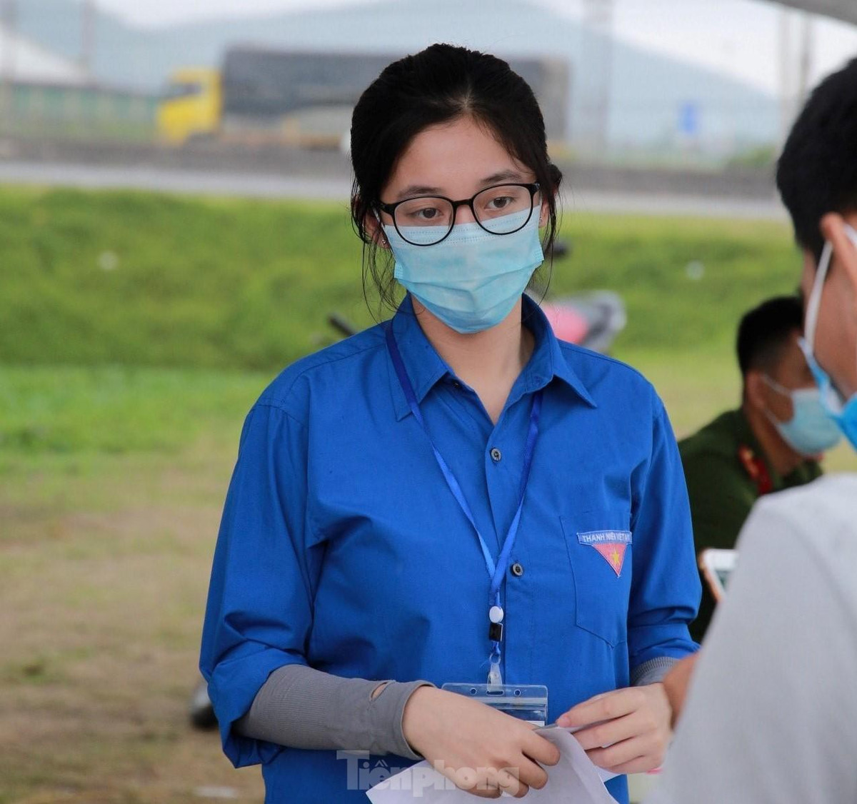 Tại chốt kiểm soát phòng chống dịch COVID-19 quốc lộ 7C (ngã 3 đường N5), dễ dàng thấy hình ảnh những nữ sinh 10x hăng hái tham gia hỗ trợ tuyến đầu. Tranh thủ thời gian nghỉ học, các bạn trẻ xung phong đi chống dịch. Trong ảnh, bạn Đặng Bảo Trân (SN 2005, học sinh trường THPT Nguyễn Duy Trinh, huyện Nghi Lộc) kiểm tra giấy đi đường của người dân.