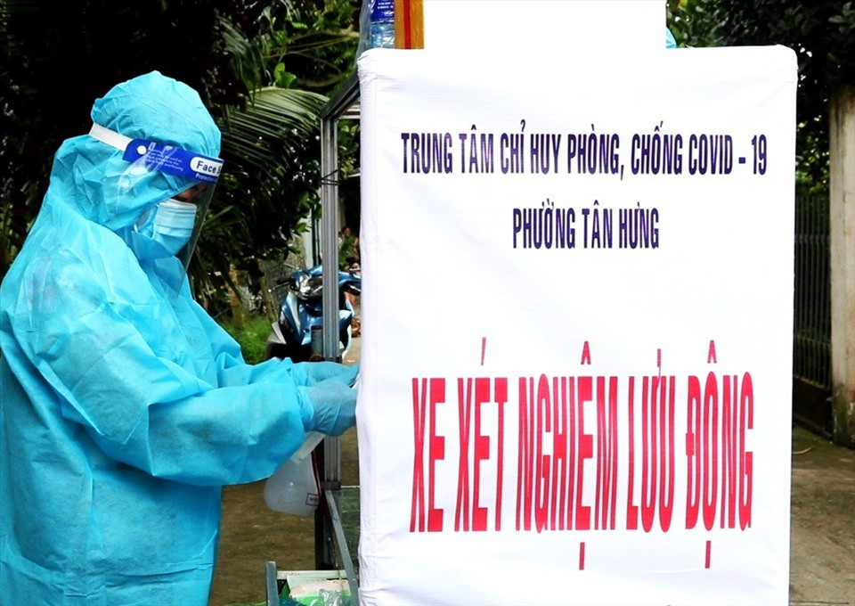 Mỗi ngày lực lượng Đoàn viên thanh niên, công an, quân sự phường Tân Hưng sẽ xuất phát đi tiền trạm đến nhà dân ghi danh sách, đọc tên người dân chuẩn bị lấy mẫu.