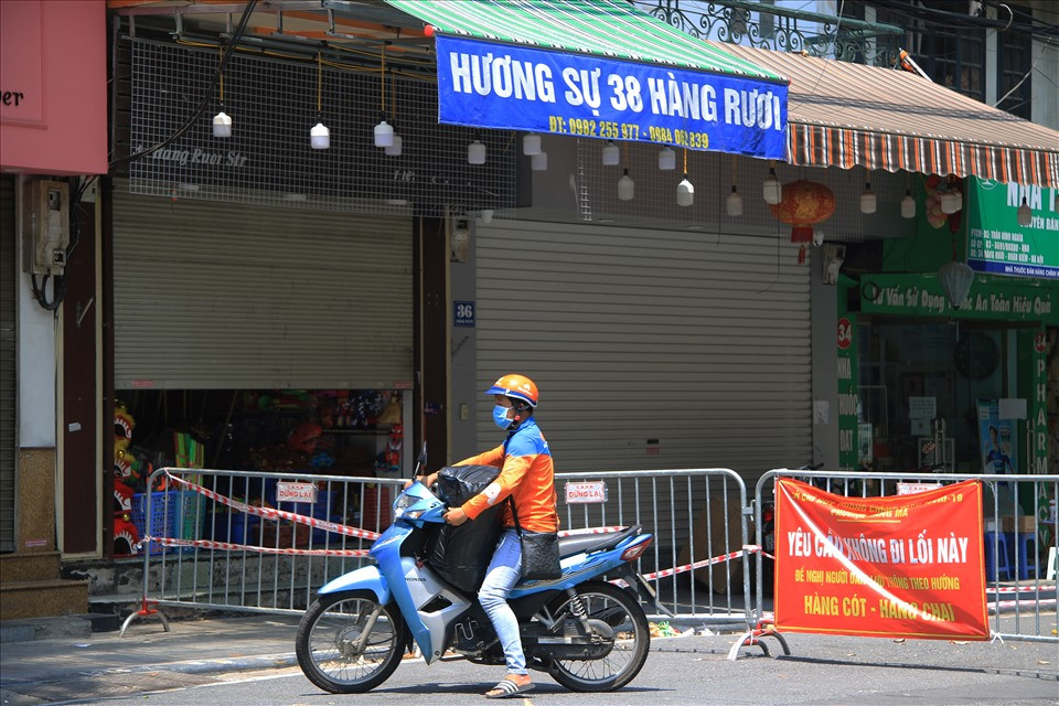 Lác đác một vài shipper đến nhận hàng tại phố Hàng Mã.