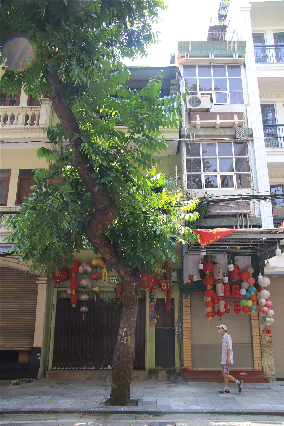 Những đồ chơi được trẻ con ưa chuộng mỗi dịp Trung thu như đèn ông sao, đầu lân, mặt nạ,... đều vắng bóng tại con phố này.