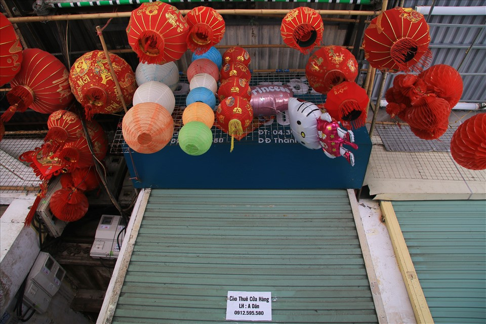 Do ảnh hưởng của dịch bệnh, nhiều chủ cửa hàng không đủ tiền chi trả mặt bằng nên thông báo đóng cửa, nhượng lại mặt bằng.