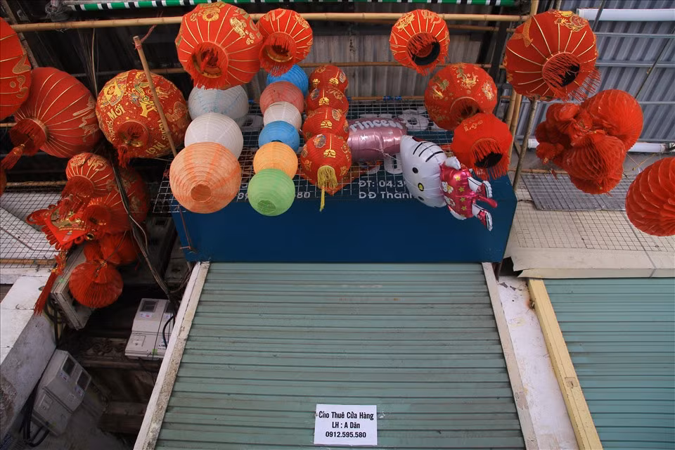 Do ảnh hưởng của dịch bệnh, nhiều chủ cửa hàng không đủ tiền chi trả mặt bằng nên thông báo đóng cửa, nhượng lại mặt bằng.