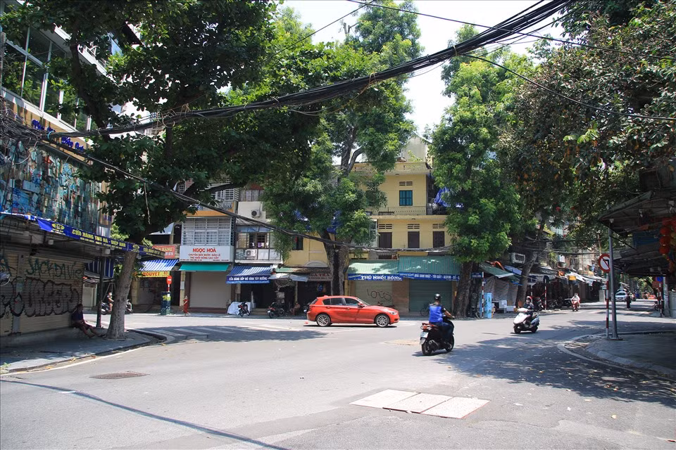 Khung cảnh ảm đạm, vắng vẻ bao trùm cả con phố.