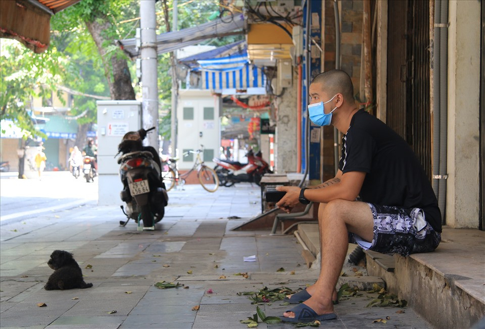 Các chủ cửa hàng đếm từng ngày mong dịch bệnh mau qua đi để hoạt động kinh doanh sớm được trở lại bình thường.