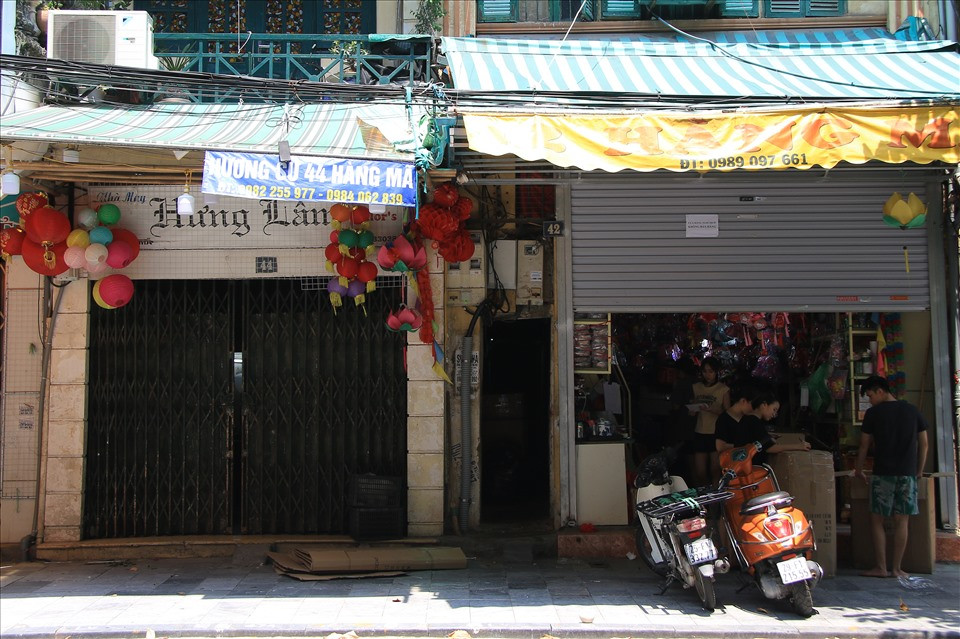 Để thích ứng trong thời điểm dịch bệnh, một số cửa hàng chuyển sang bán hàng online.