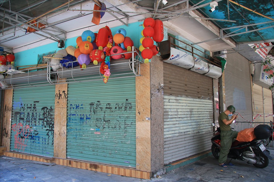 Khung cảnh vắng vẻ, ảm đạm chưa từng có tại phố Hàng Mã.