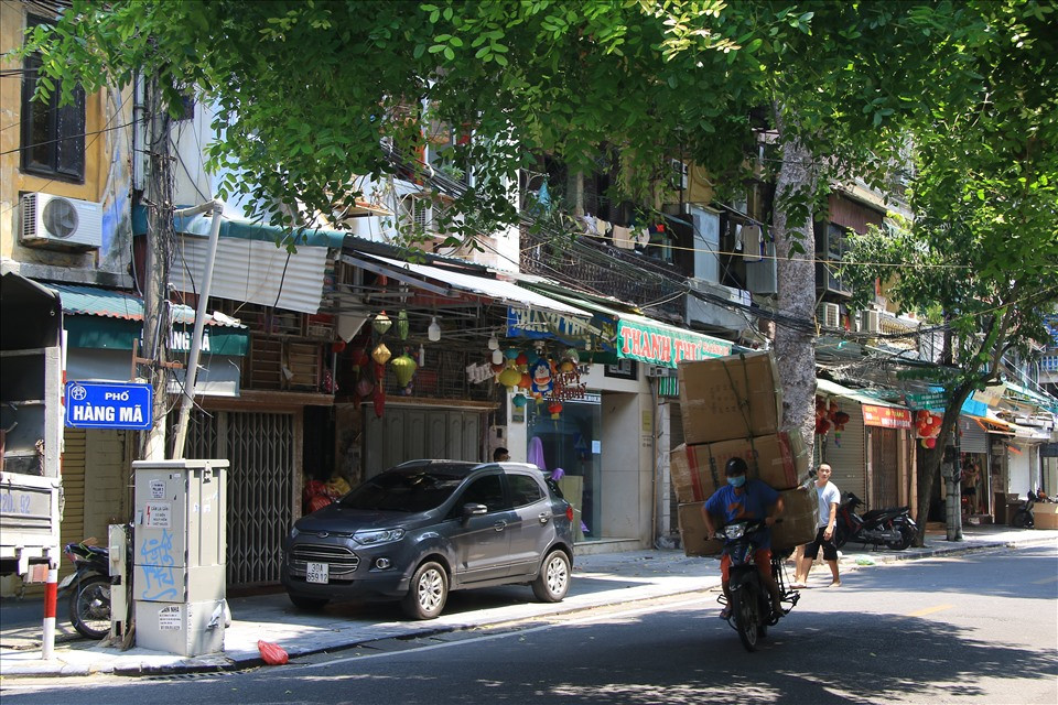 “Từ mùa dịch trước, cửa hàng chúng tôi đã tạo tài khoản trên các trang thương mại điện tử như Lazada, Shopee,... Việc bán hàng online tất nhiên không thể bán chạy như bình thường, tuy nhiên cũng phải gắng gượng để có tiền trả tiền thuê cửa hàng. Năm nay nhà tôi cũng chỉ nhập lượng hàng bằng 1/5 những năm trước, vì nhu cầu của người dân không nhiều“, chị Tuyết - chủ cửa hàng trên phố Hàng Mã chia sẻ.