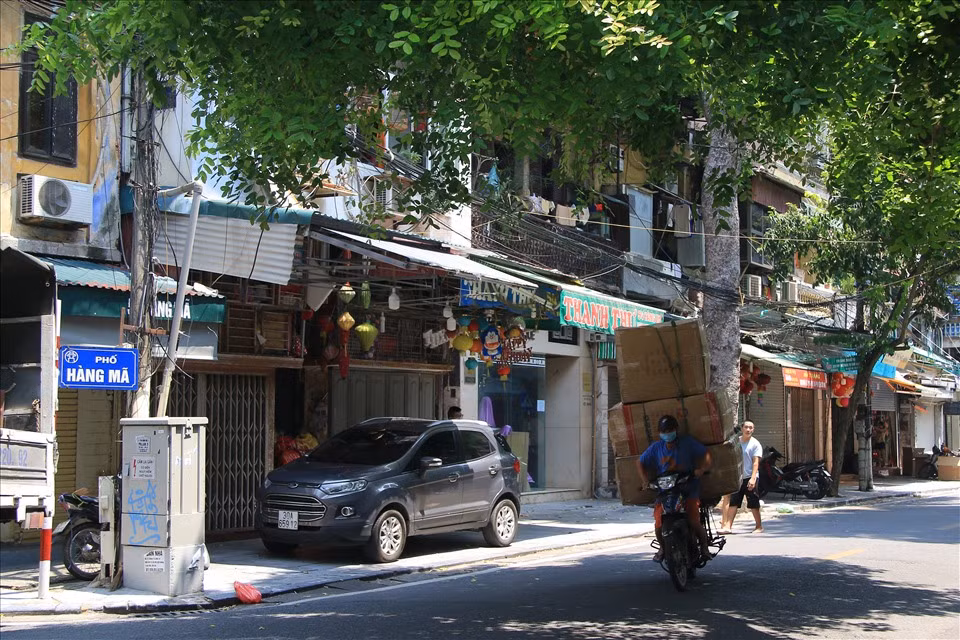 “Từ mùa dịch trước, cửa hàng chúng tôi đã tạo tài khoản trên các trang thương mại điện tử như Lazada, Shopee,... Việc bán hàng online tất nhiên không thể bán chạy như bình thường, tuy nhiên cũng phải gắng gượng để có tiền trả tiền thuê cửa hàng. Năm nay nhà tôi cũng chỉ nhập lượng hàng bằng 1/5 những năm trước, vì nhu cầu của người dân không nhiều“, chị Tuyết - chủ cửa hàng trên phố Hàng Mã chia sẻ.