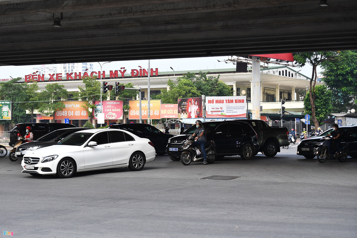 Ngã tư Phạm Hùng - Nguyễn Hoàng tuy vắng hơn nhiều cung đường khác nhưng cũng có nhiều tốp xe chờ đèn tín hiệu, lúc 7h30.