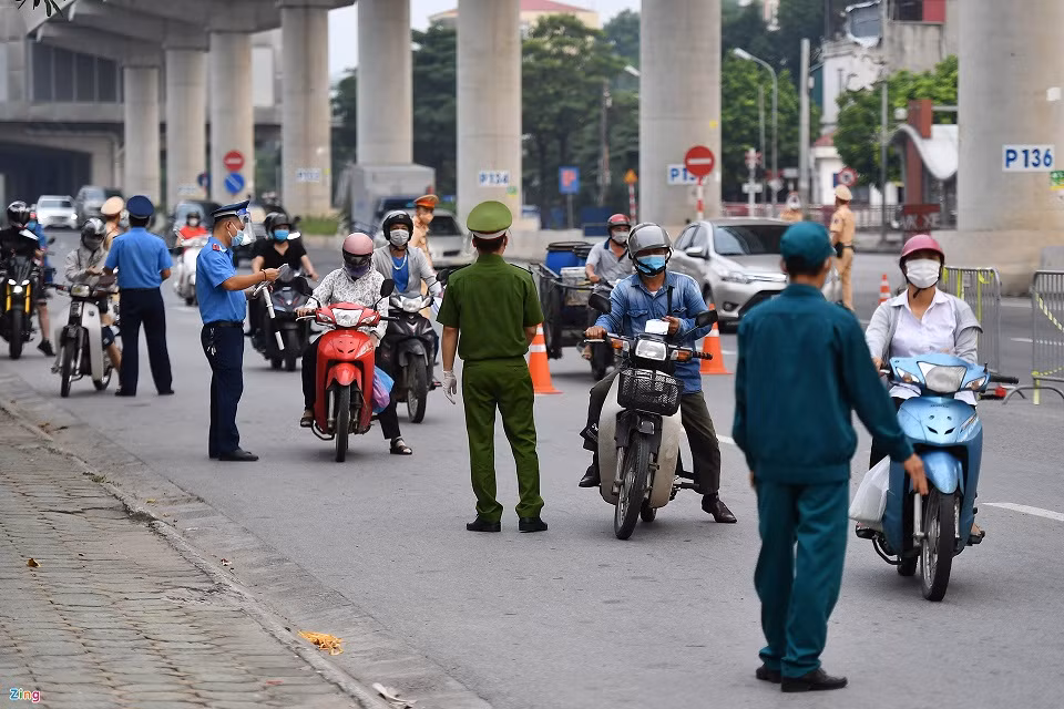 Duong Ha Noi lai dong duc xe co nhu chua he co COVID-19-Hinh-3