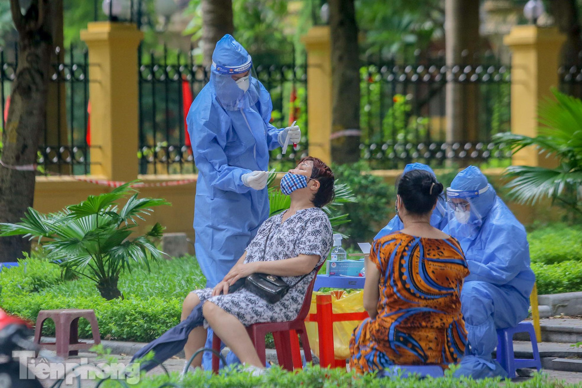 "Thực hiện theo kế hoạch xét nghiệm 100% của thành phố, toàn bộ các hộ dân thuộc các tổ được chia theo giờ, ngày đến địa điểm được định sẵn để xét nghiệm COVID-19 trước ngày 15/9", lực lượng chức năng tại khu vực này cho biết.