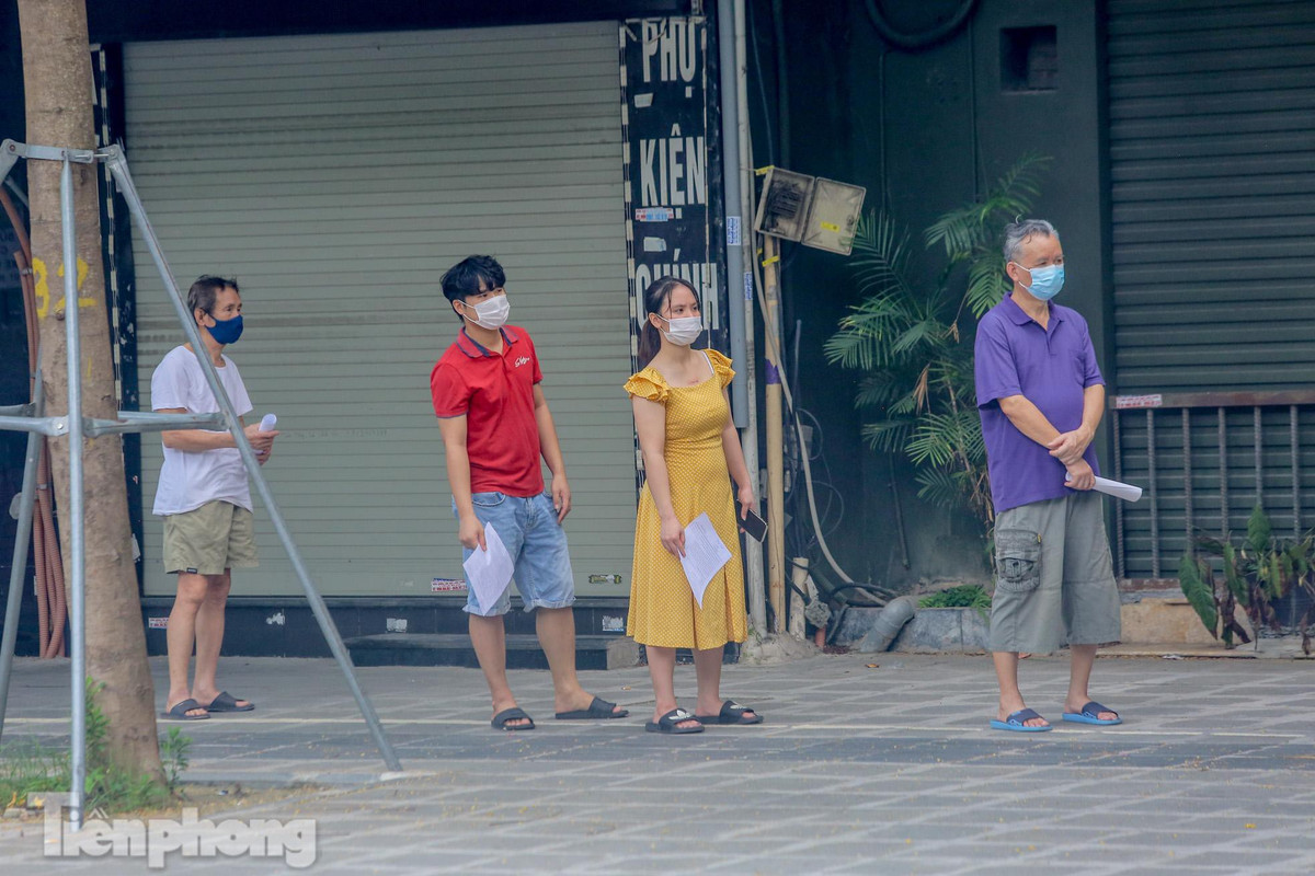 Người dân tuân thủ theo nguyên tắc 5k của Bộ Y tế. 