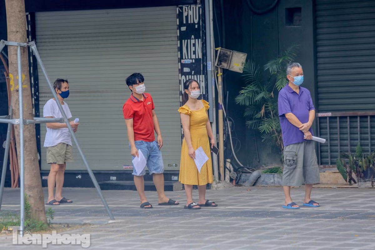 Người dân tuân thủ theo nguyên tắc 5k của Bộ Y tế. 