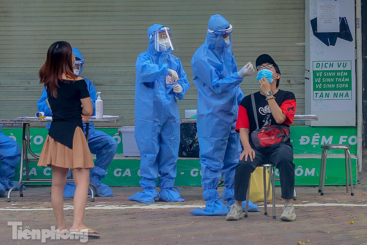 Tại đây có 3 dây xét nghiệm, phục vụ cho hàng nghìn người dân trên địa bàn.