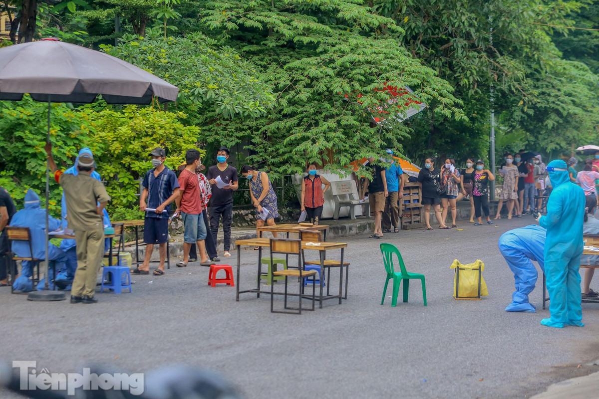 Khoảng sân rộng trên phố Khâm Thiên được tận dụng làm điểm xét nghiệm COVID-19.