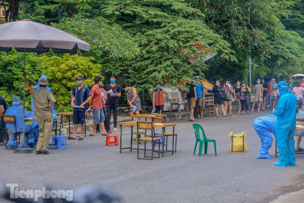 Khoảng sân rộng trên phố Khâm Thiên được tận dụng làm điểm xét nghiệm COVID-19.