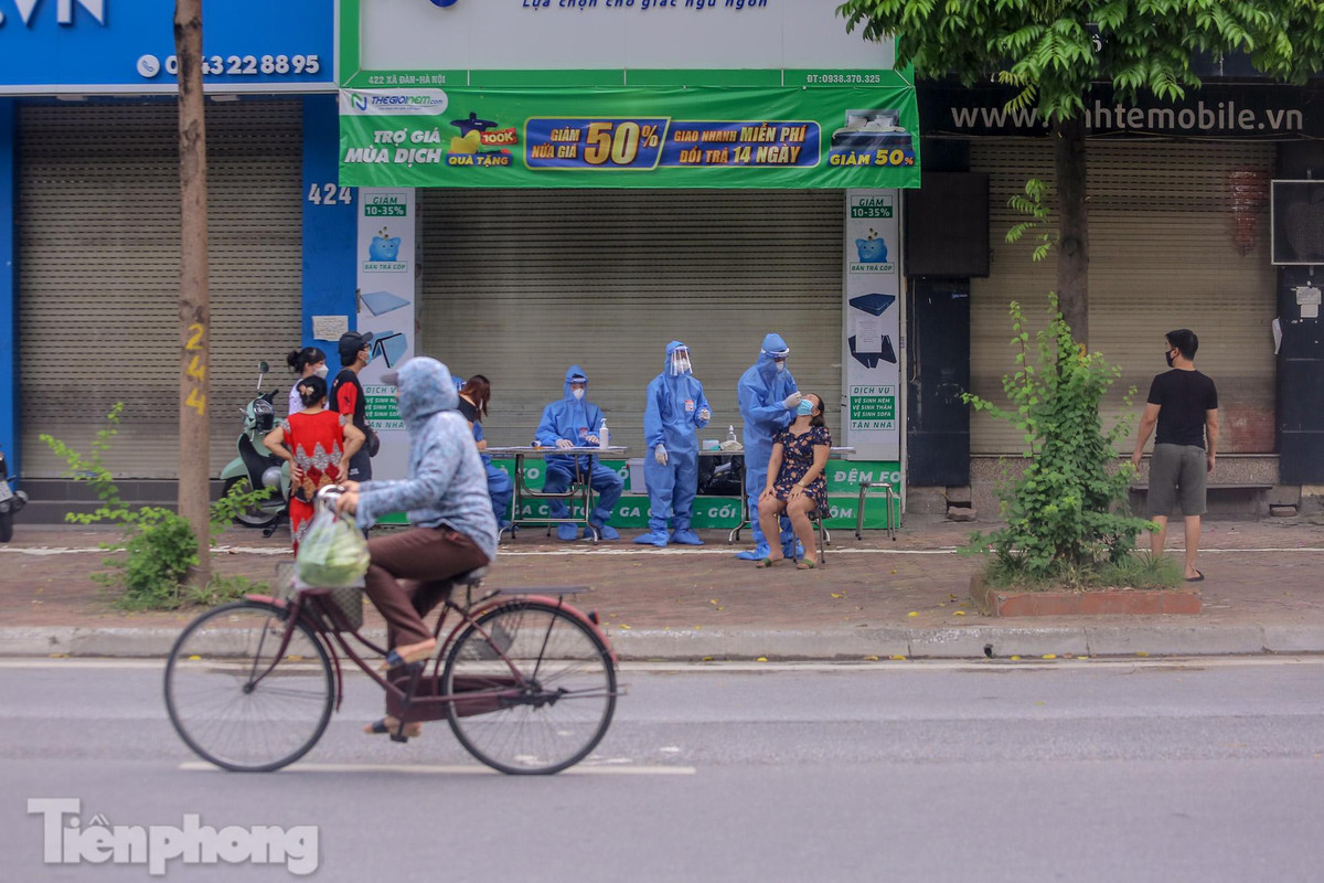 Người dân xếp hàng dài tại một địa điểm khác trên phố Thái Hà.