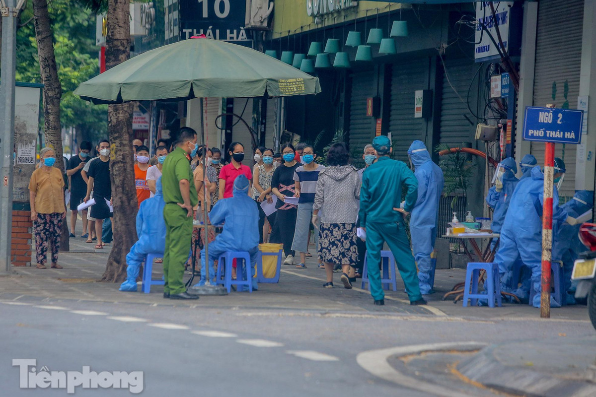 Đông người dân đến điểm xét nghiệm COVID-19 theo kế hoạch của UBND TP Hà Nội. 