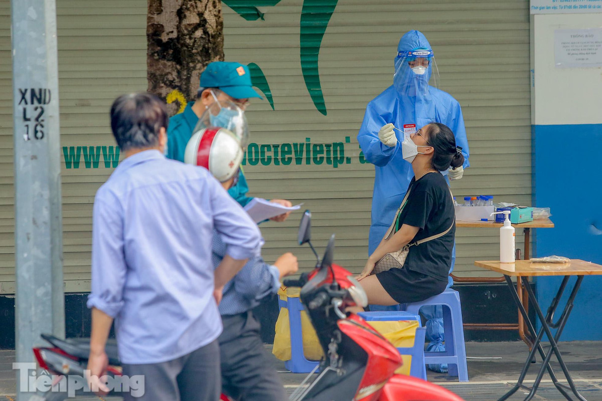 Người dân xếp hàng dài tại một địa điểm khác trên phố Thái Hà.