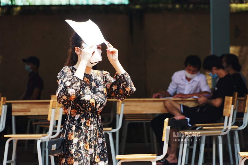 Nói về các phương án phòng chống dịch trong quá trình tiến hành xét nghiệm, Bí thư Đảng ủy phường Phúc Xá cho hay, quận Ba Đình đã tăng cường các lực lượng hỗ trợ phường để triển khai đồng bộ, hiệu quả và đảm bảo an toàn. Hiện tại phường Phúc Xá có 10 điểm xét nghiệm lưu động được đặt ở tất cả các ngõ ngách.