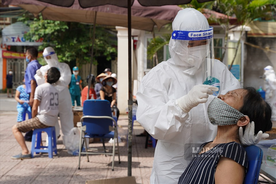 Hiện có 10 điểm xét nghiệm đang hoạt động tại phường Phúc Xá, theo Đại úy Nguyễn Tuấn Anh, phường cũng đang triển khai một điểm tiêm phòng COVID-19 cho người dân trên địa bàn tại trường Trung cấp Kinh tế Hà Nội.