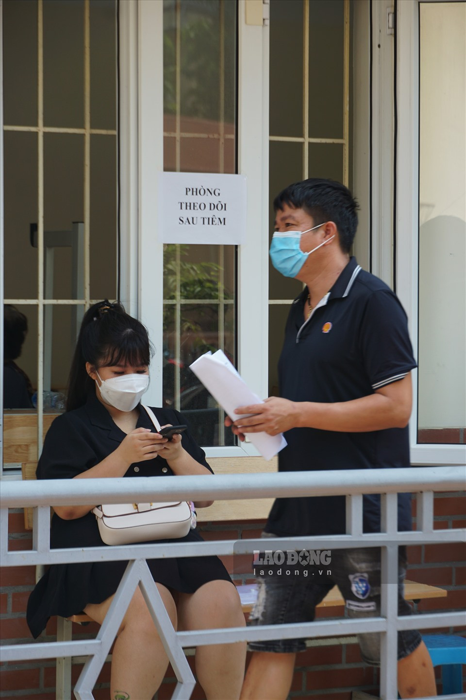 Cũng tại phường Phúc Xá, tổ trưởng dân phố, tổ COVID-19 cộng đồng, cảnh sát khu vực sẽ đến từng khu vực cùng các hộ gia đình mời người dân ra xét nghiệm. Theo phương thức cuốn chiếu, đến từng nhà, rà từng người để đảm tất cả người dân trên địa bàn đều được thực hiện xét nghiệm. Phường đặt mục tiêu trong 3 ngày sẽ xét nghiệm được cho tất cả người dân trong địa bàn.