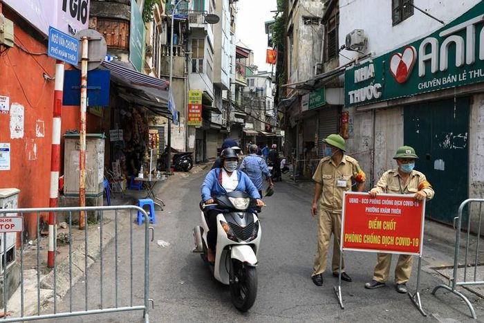 "Ổ dịch" ngõ 105 Vọng Hà, phường Chương Dương, quận Hoàn Kiếm đã được dỡ bỏ phong tỏa, người dân có thể đi lại sinh hoạt bình thường. (Ảnh: Thành Đạt/TTXVN)