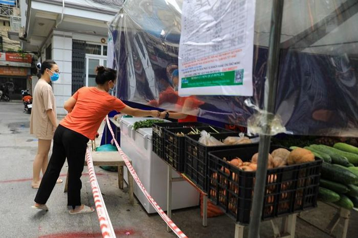 Người dân đã có thể đi chợ mua thực phẩm tại phường Văn Chương sau khi dỡ bỏ phong tỏa một số khu vực. (Ảnh: Thành Đạt/TTXVN)