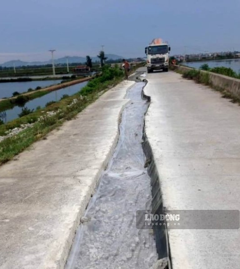 Đặc biệt có đoạn dài cả trăm mét (qua xã Hoằng Phong), đơn vị thi công đã phải bóc bỏ lớp bê tông trên mặt, để đổ lại lớp bê tông mới. (Ảnh chụp tháng 7/2019)