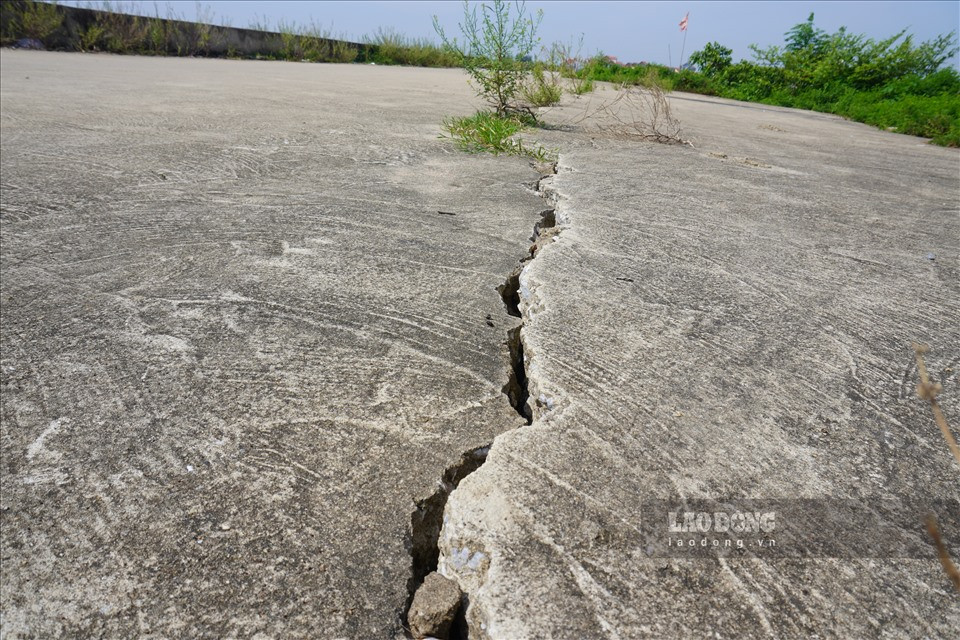 Ghi nhận cho thấy, nhiều vết nứt tại đây có chiều rộng nhiều cm...