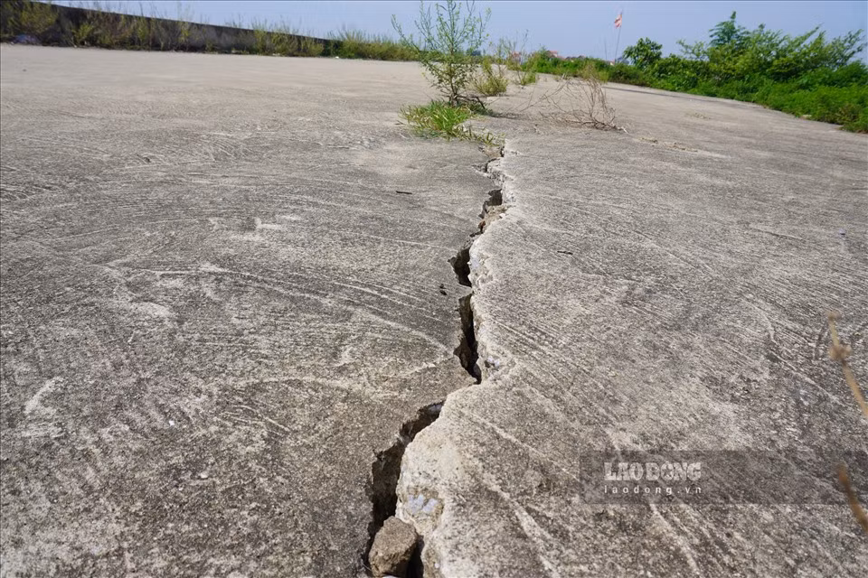 Ghi nhận cho thấy, nhiều vết nứt tại đây có chiều rộng nhiều cm...