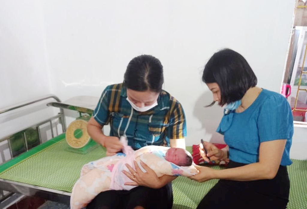 Bé trai kháu khỉnh bị bỏ rơi.