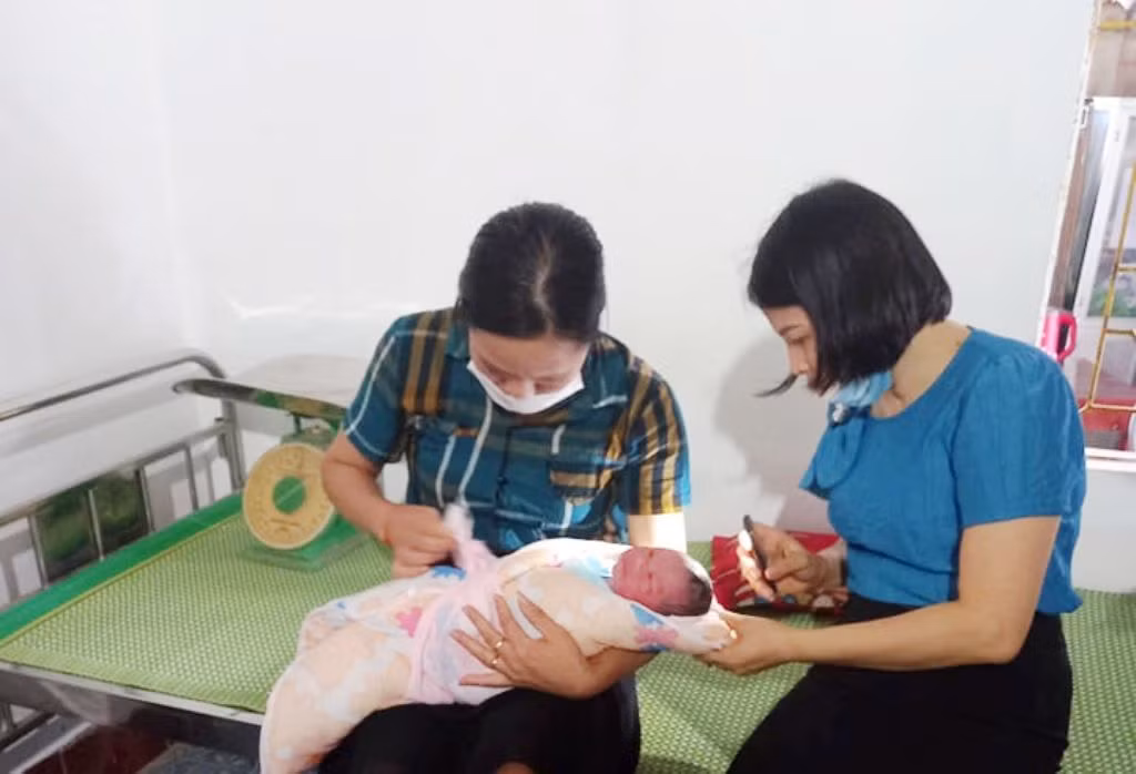 Bé trai kháu khỉnh bị bỏ rơi.