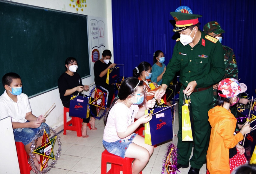 Không tiếng trống múa lân rộn ràng, không lễ hội rước đèn, phá cỗ, nhưng không khí Tết Trung thu vẫn nồng ấm khi cán bộ, chiến sĩ Sư đoàn 9, Quân đoàn 4 trao tặng những chiếc lồng đèn, phần quà nhỏ đến với thiếu nhi nơi tâm dịch TP Hồ Chí Minh.