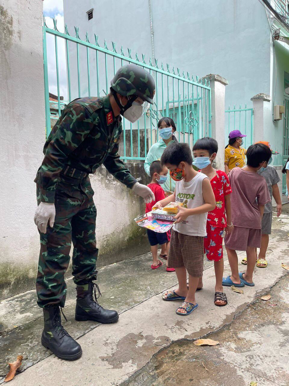 Ngoài ra, Bộ Tư lệnh Quân khu 7 gửi tặng 1.000 chiếc bánh trung thu cho các trẻ em có hoàn cảnh khó khăn, có cha, mẹ không may qua đời vì COVID-19. (Ảnh: Vietnamnet)