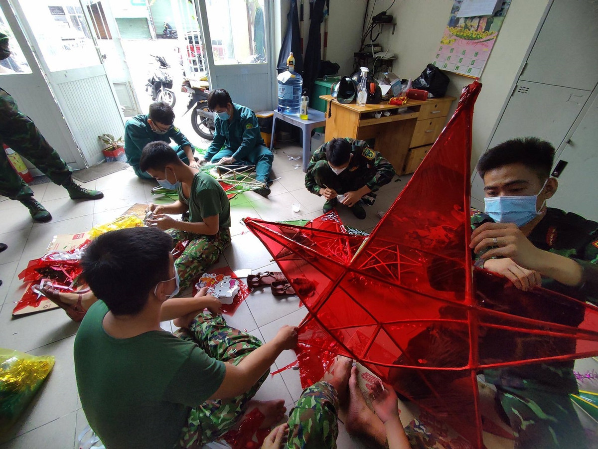 Để chuẩn bị Tết Trung thu, mấy ngày gần đây, lực lượng bộ đội được điều động hỗ trợ TP.HCM chống dịch COVID-19, đã cần mẫn làm những chiếc đèn ông sao, cắt dán con vật ngộ nghĩnh để gửi tặng trẻ em TP. (Ảnh: Vietnamnet)