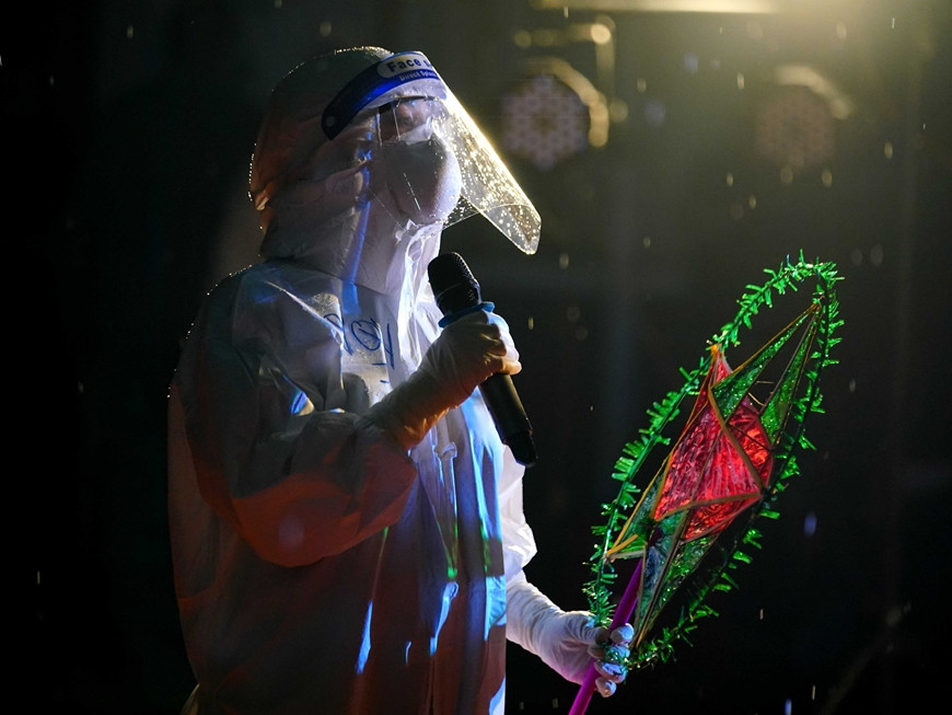 Nén lại nỗi nhớ xa gia đình, xa hai con đang ở tuổi cắp sách đến trường, chị quyết tâm hoàn thành xuất sắc nhiệm vụ của người chiến sĩ trên mặt trận không tiếng súng. (Ảnh: Đại úy QNCN Vũ Thị Hậu biểu diễn trong chương trình. Báo QĐND)