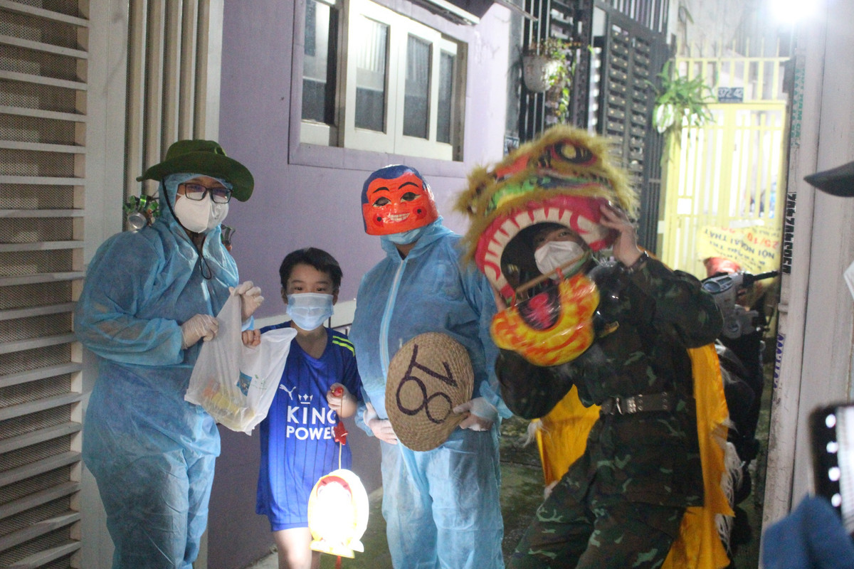 Chiều tối 19/9, lực lượng bộ đội và tình nguyện viên chống dịch ở P.11, Q.10, TP.HCM đã trao 100 suất quà trung thu cho các em thiếu nhi tại địa phương. (Ảnh: Thanh niên)