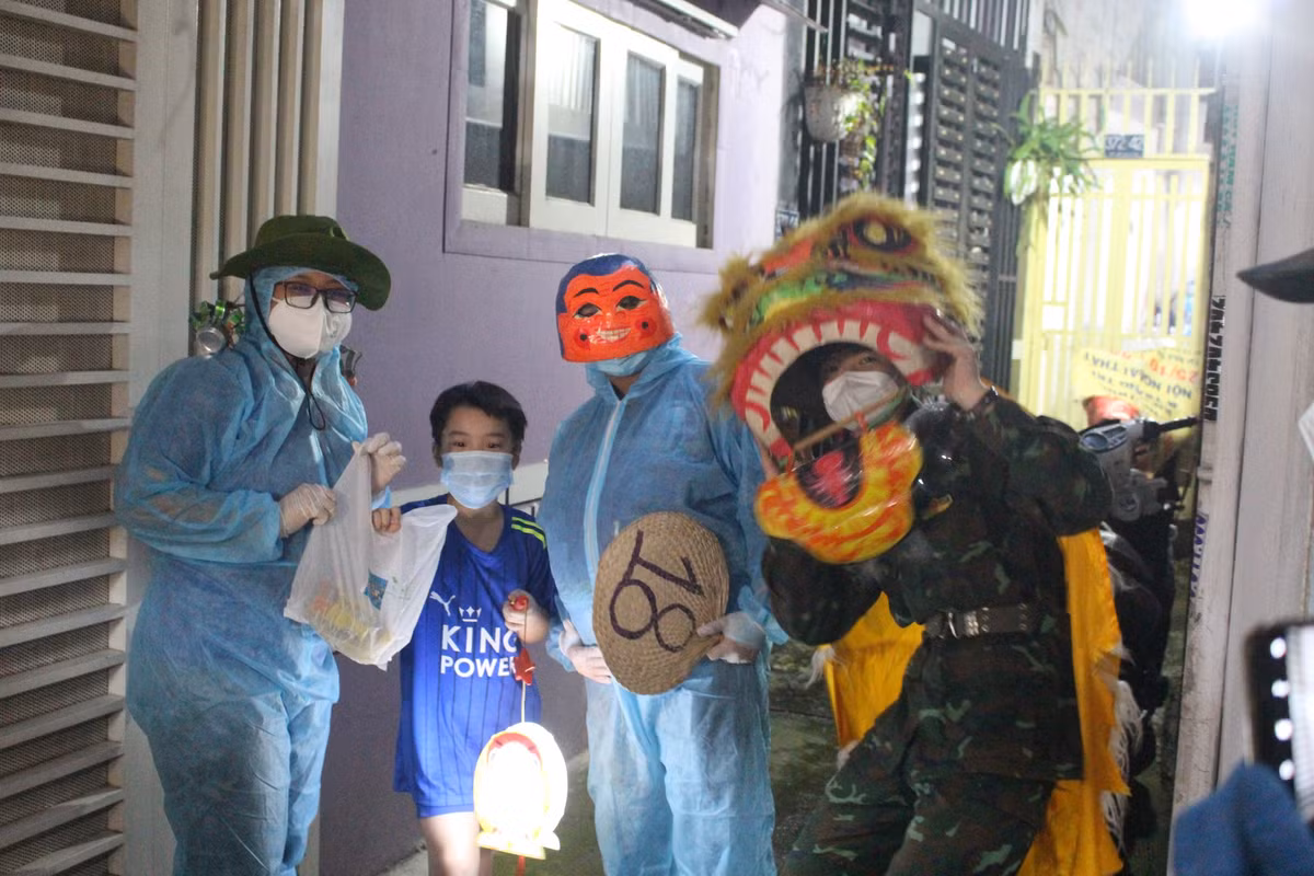 Chiều tối 19/9, lực lượng bộ đội và tình nguyện viên chống dịch ở P.11, Q.10, TP.HCM đã trao 100 suất quà trung thu cho các em thiếu nhi tại địa phương. (Ảnh: Thanh niên)