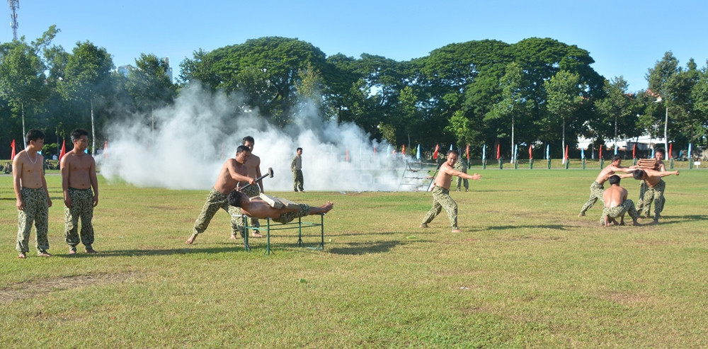 Chiến đấu viên Tiểu đoàn Đặc công 20 biểu diễn bài 50 võ quyền Việt Bắc